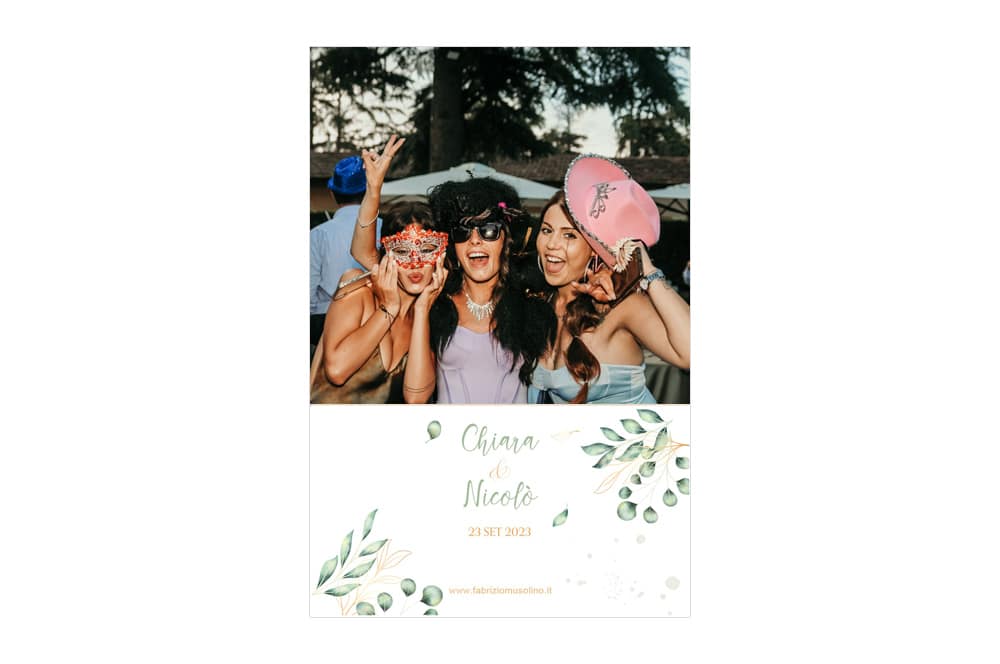 Ospiti divertiti con photo booth e cornice floreale al matrimonio a Roma Ospiti di matrimonio a Roma che si divertono con la postazione photo booth, cornice floreale personalizzata con il tema del matrimonio.