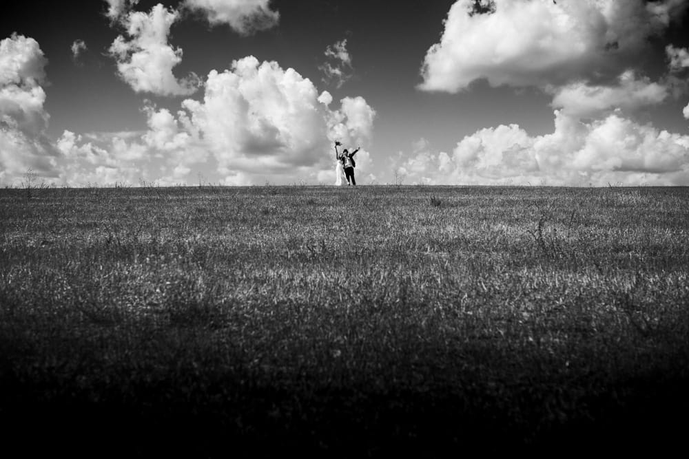 Una coppia di sposi si sposa in natura-Fabrizio-Musolino-Fotografo matrimoni religiosi all'aperto