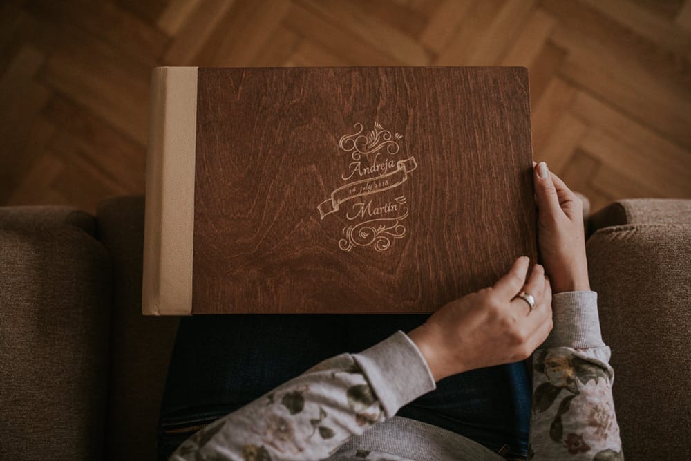 cofanetto in legno pregiato marrone scuro + incisione laser dei nomi o loghi.