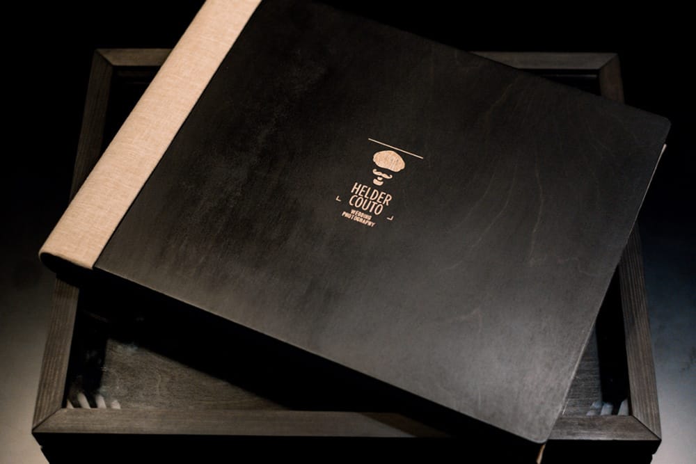 Cofanetto in legno scuro personalizzato con nomi o loghi