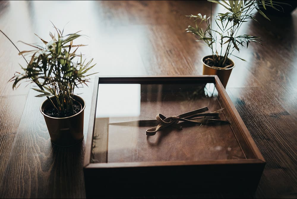 Cofanetto in legno + apertura trasparente e personalizzabile con nomi o loghi