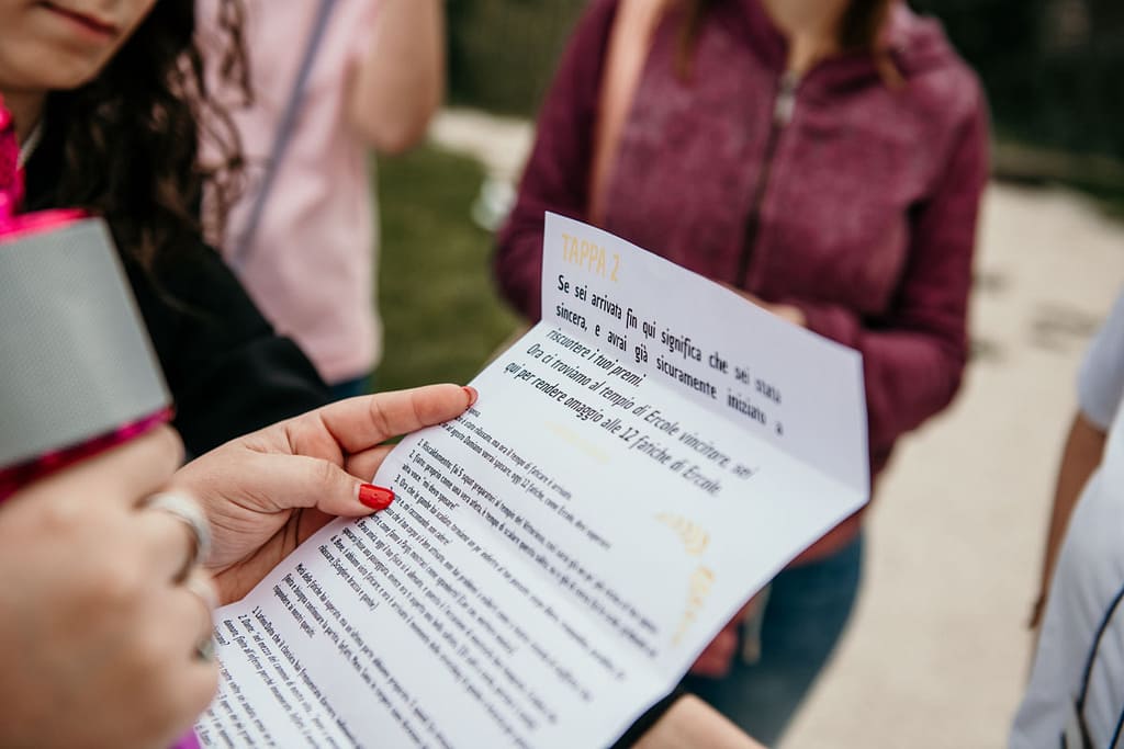 amica-sposa-legge-tappa-caccia-tesoro