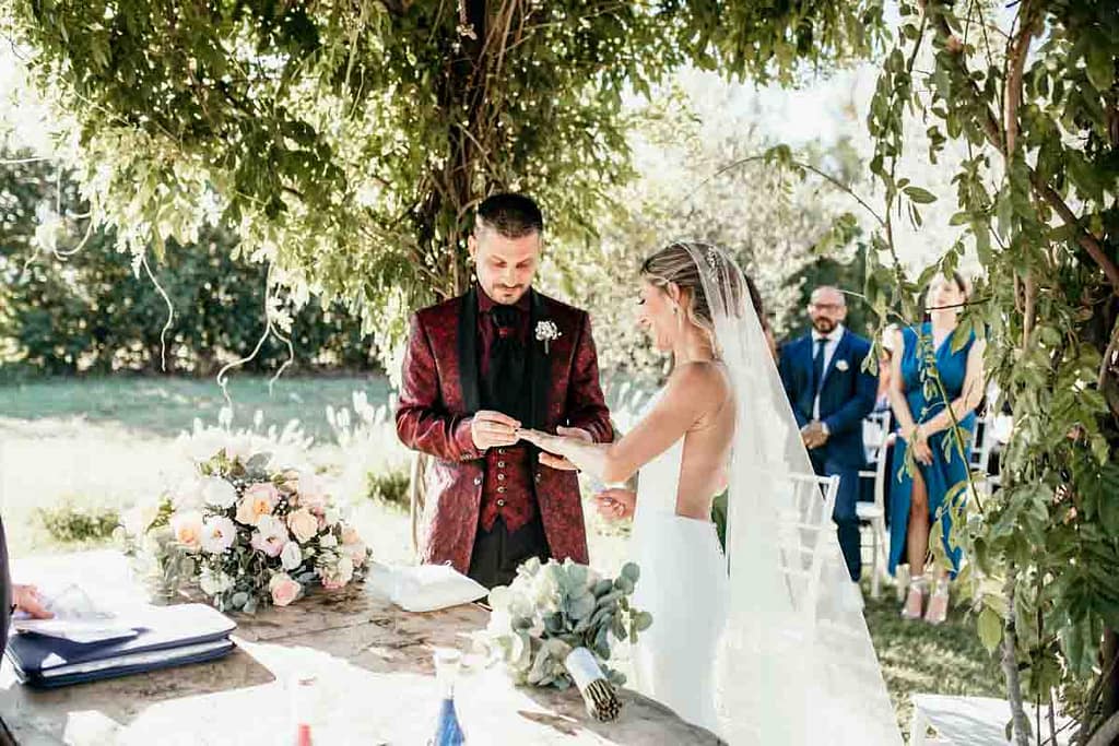 Momento spontaneo di gioia durante il rito Dettaglio di una sposa che ride di gusto durante la cerimonia, esempio di un reportage matrimoniale spontaneo e autentico.