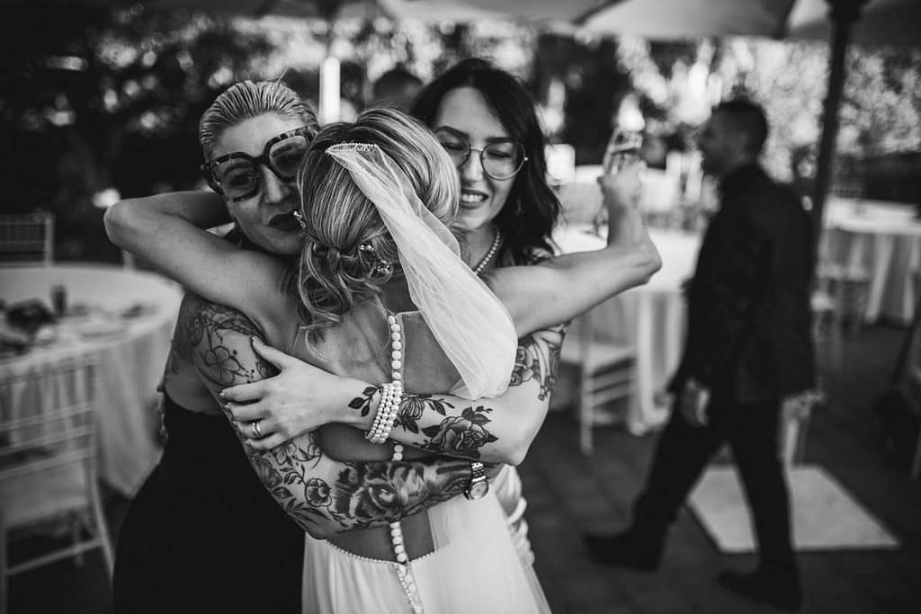 Aperitivo e abbracci con la Sposa Scena durante il brindivi, saluto e abbraccio degli ospiti alla Sposa matrimonio e festa serale reportage Zero Stress.