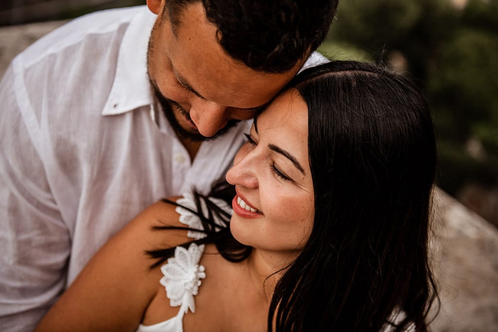 Dettaglio dei visi di una coppia in un momento di intimità al Giardino degli Aranci durante il loro servizio fotografico prematrimoniale.