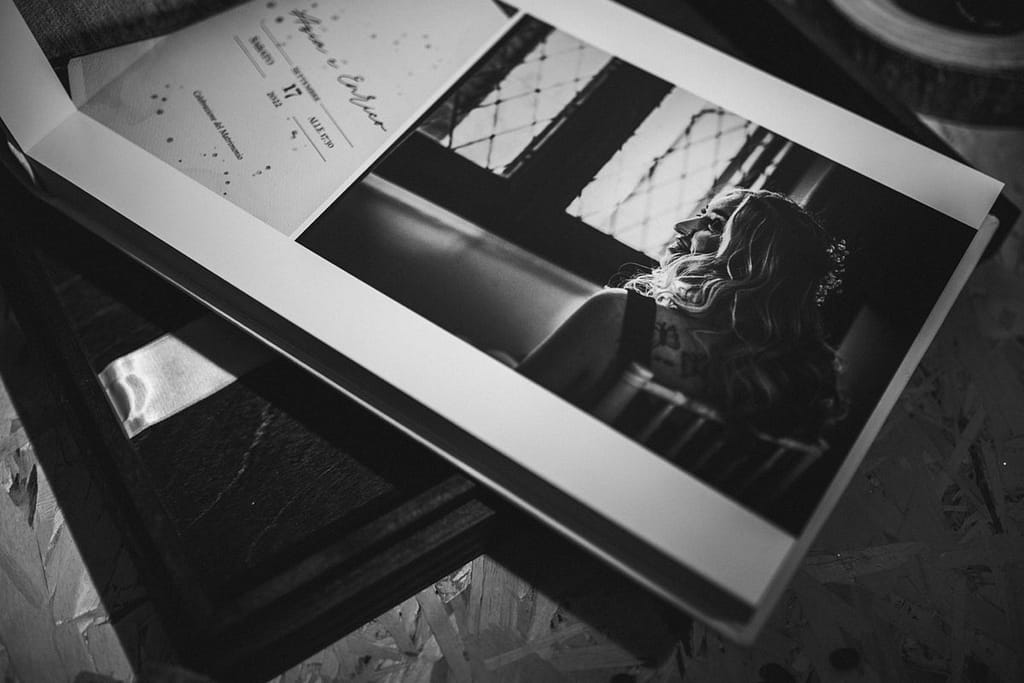 Album di nozze elegante per ricordi indimenticabili Album matrimoniale elegante aperto su tavola di legno