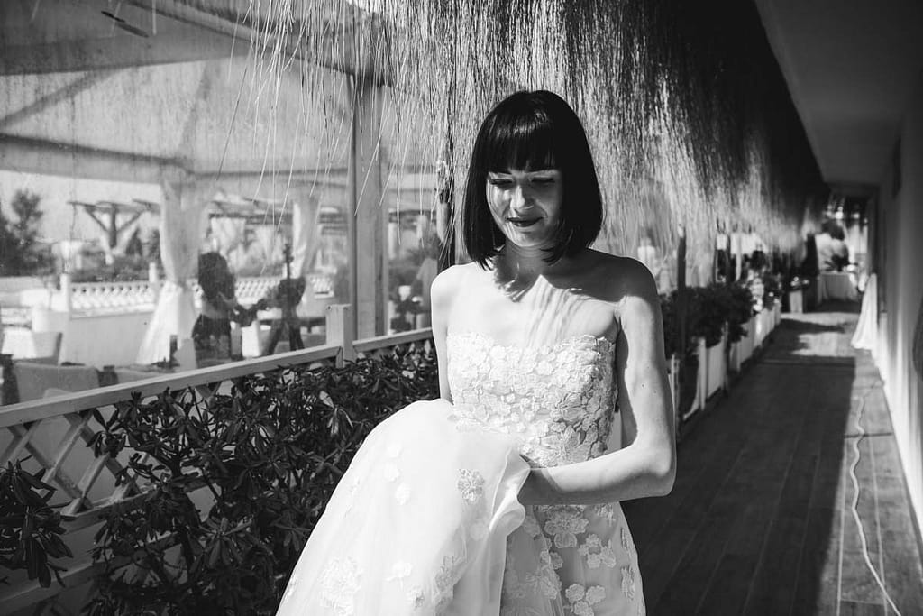 Immagine prima e dopo con preset in bianco e nero di uno shooting matrimoniale a Fregene.