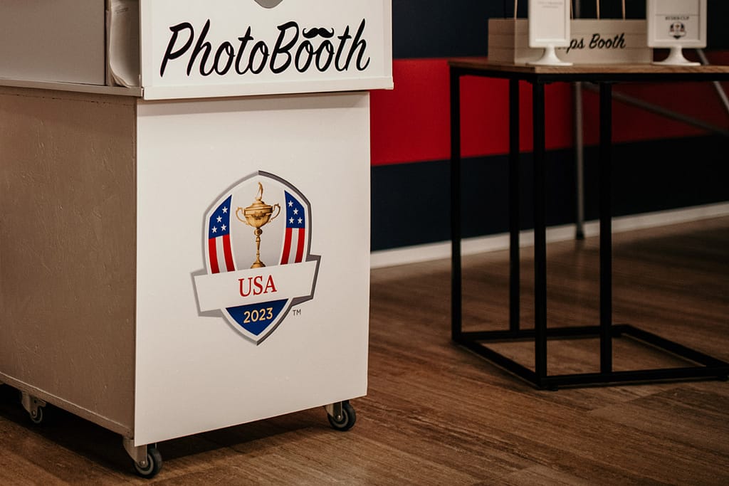 Totem Photo Booth Personalizzato per la Ryder Cup 2023 al Rome Cavalieri | Cornici Uniche Dettaglio del totem photo booth personalizzato durante l'evento Ryder Cup 2023 a Roma, presso il Rome Cavalieri, A Waldorf Astoria Hotel, con cornici personalizzate per un'esperienza fotografica unica.