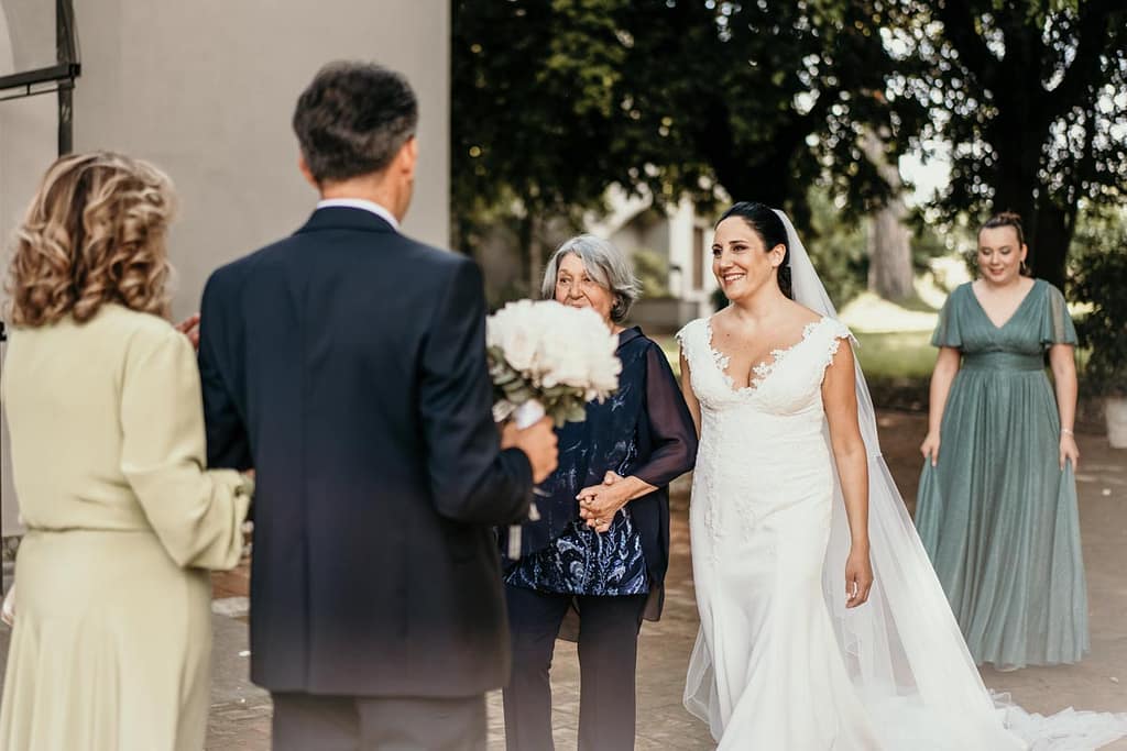La sposa guarda l’abito dello sposo Foto preparazione sposo
