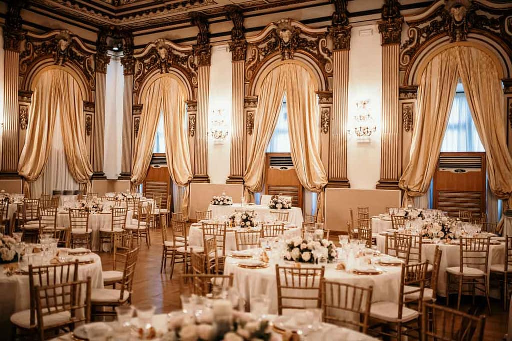 Panoramica Sala Interna Palazzo Brancaccio Roma – Matrimonio Elegante a Roma Panoramica della sala interna del Palazzo Brancaccio Roma durante un evento di matrimonio, ideale per coppie di futuri sposi che cercano una location elegante e storica per il loro giorno speciale.