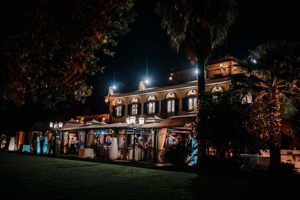 Panoramica notturna illuminata della Casina di Macchia Madama a Roma durante un matrimonio fotografato da Fabrizio Musolino. La location è ideale per matrimoni romantici ed eleganti, con una vista mozzafiato sulla capitale.