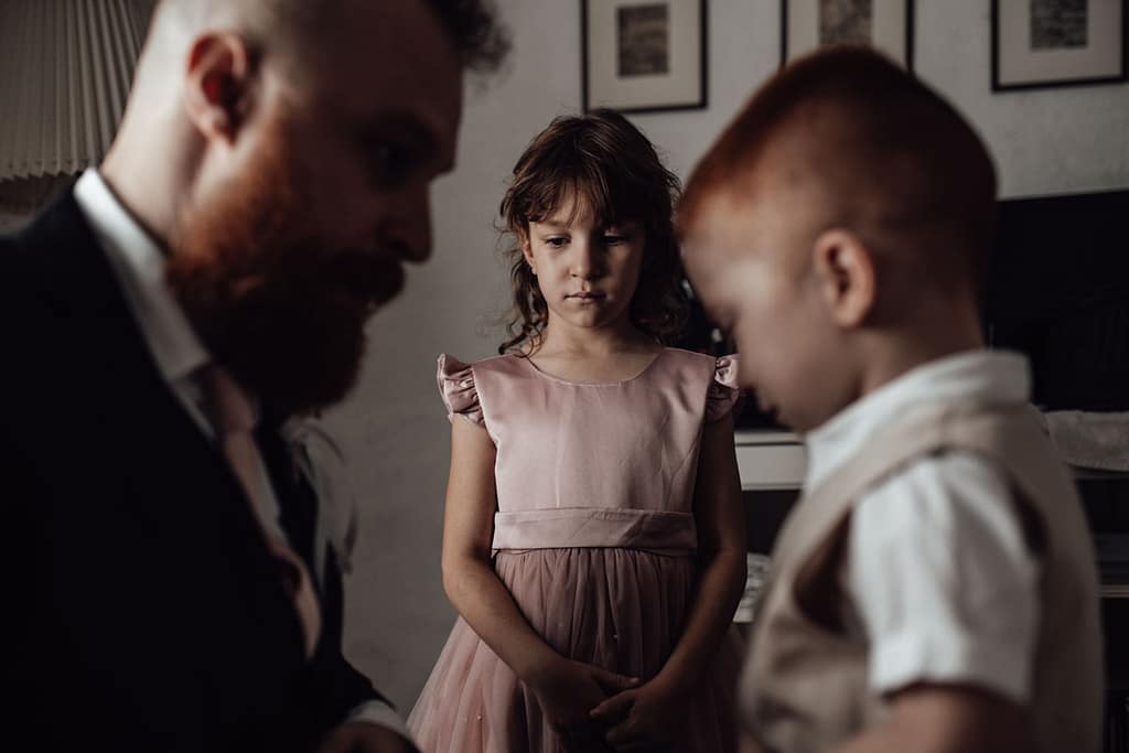 Preparativi del Matrimonio: Lo Sposo con i Figli a Magliano Sabina Sposo durante la preparazione del matrimonio a Magliano Sabina, in compagnia dei suoi figli, mentre li sistema prima del suo 'Sì'.