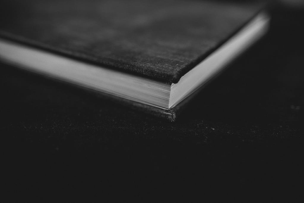 Dettaglio album chiuso con prospettiva reportage