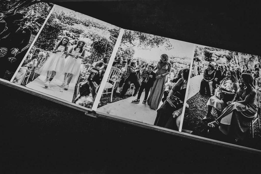 Le damigelle del matrimonio in un fotoreportage Una pagina aperta dell'album di matrimonio che mostra tre scatti di reportage in riquadri diversi, con le damigelle che ridono e scherzano in un momento di autentica gioia.