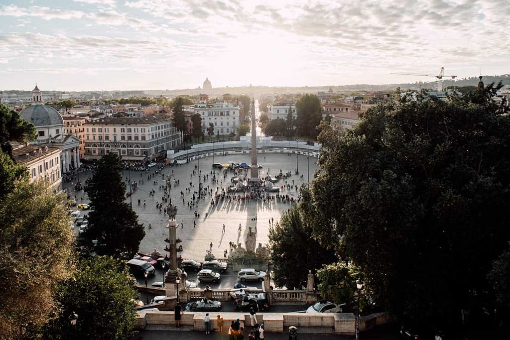 Vista mozzafiato su Piazza del Popolo dalle terrazze del Pincio a Roma. Vista dall'alto di Piazza del Popolo dalle terrazze del Pincio, Roma.