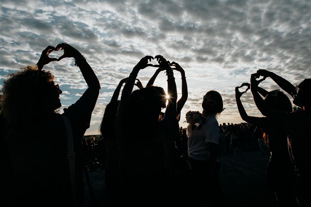 Silhouette della futura sposa e delle amiche con vista mozzafiato dalle terrazze del Pincio. Silhouette della futura sposa e delle sue amiche sulle terrazze del Pincio, Roma.