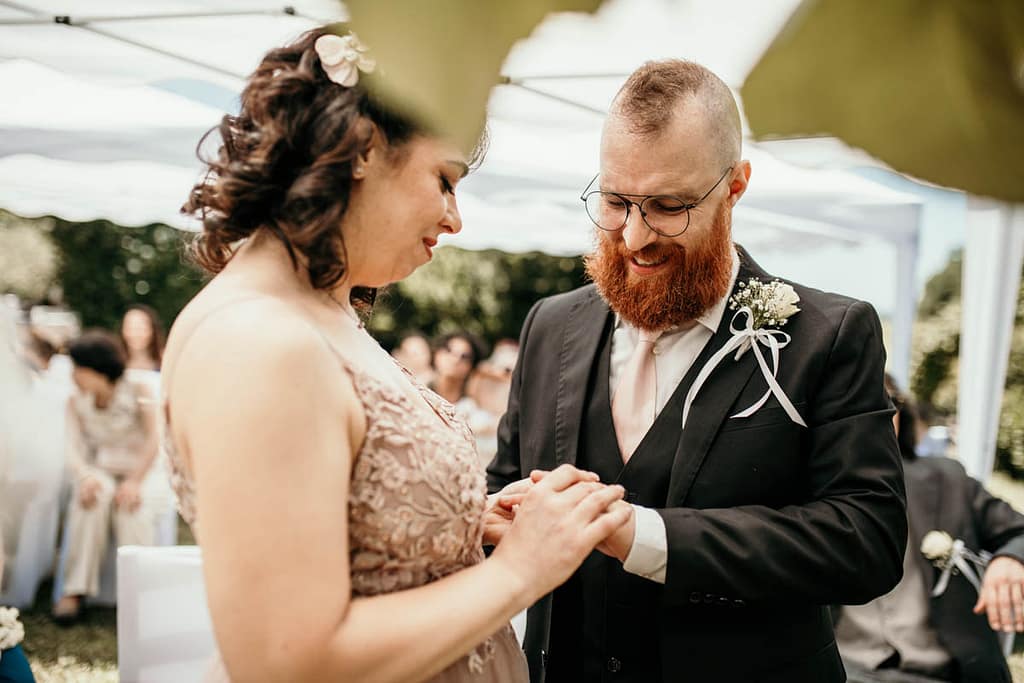 matrimonio-non-convenzionale-rieti Gli sposi durante lo scambio delle fedi