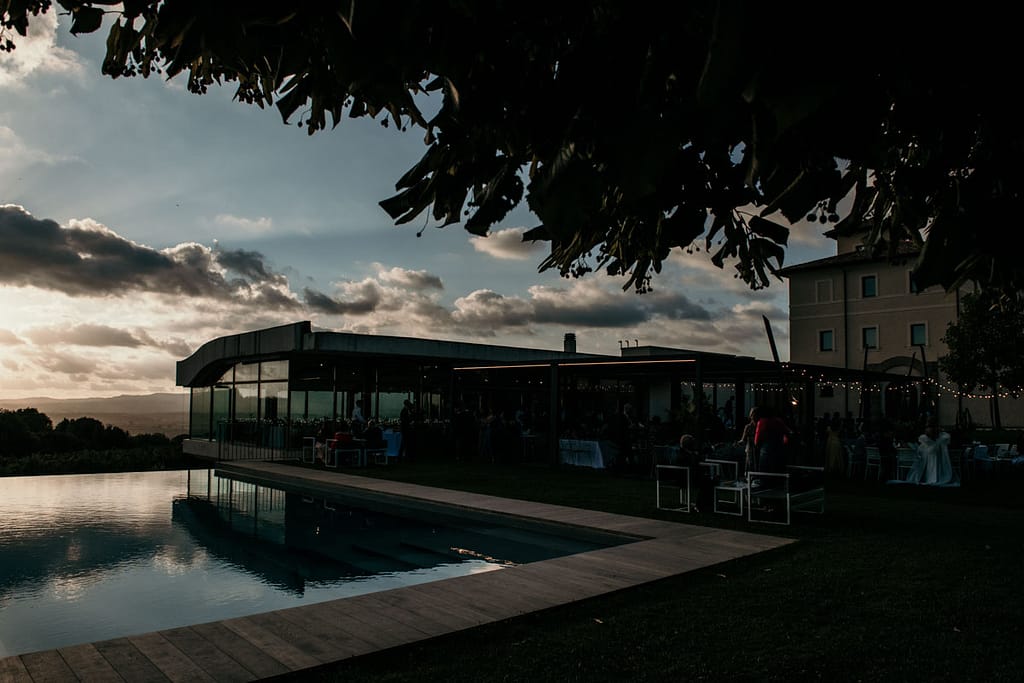 Panoramica sulla Festa: La Piscina e la Location al Tramonto Un sogno a occhi aperti: La location al tramonto