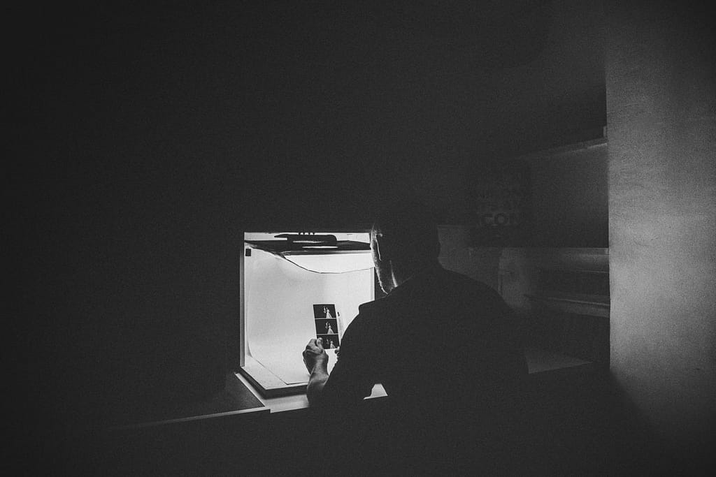 * Il metodo #ZeroProblemi in pratica * Fotografo in studio che osserva una stampa, incarnando la serenità del metodo #ZeroProblemi