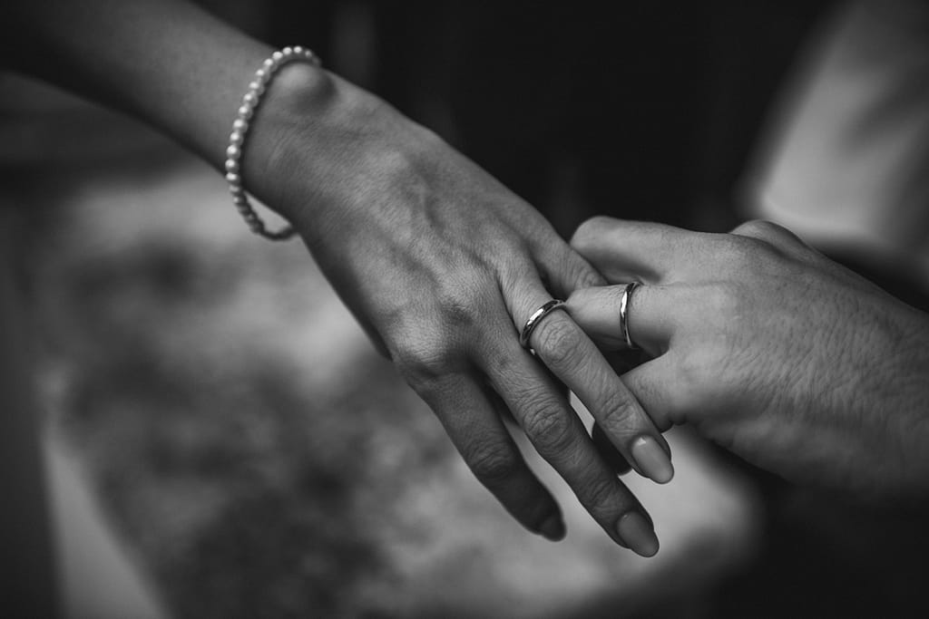 L’Unione delle Mani: Le Mani degli Sposi con le Fedi Mani intrecciate: Il simbolo del vostro amore
