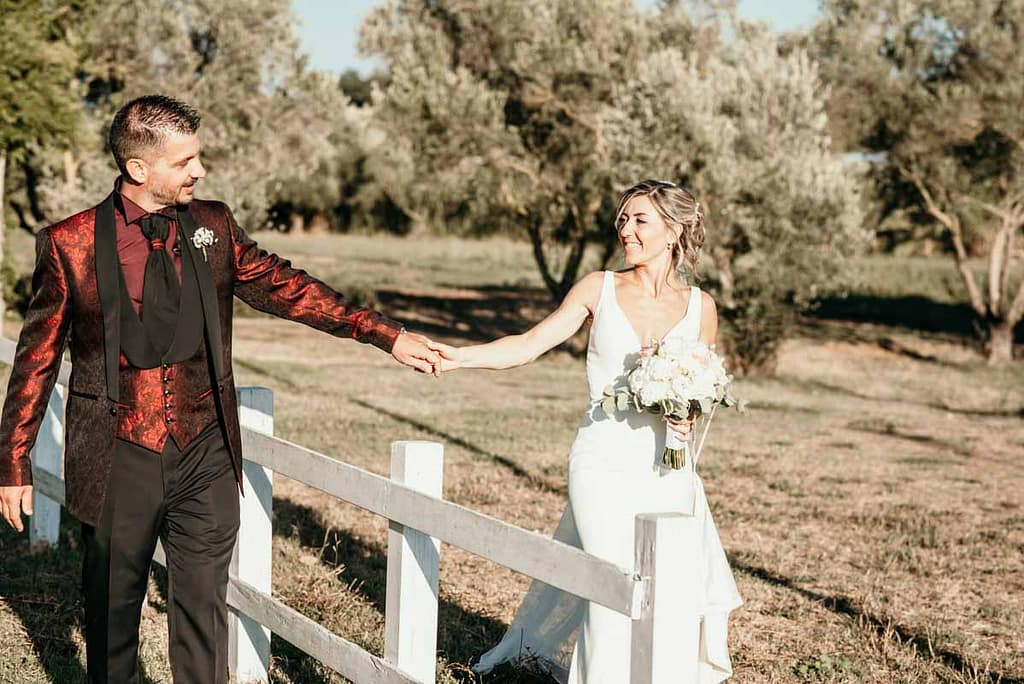 Sguardo e mani tra sposi