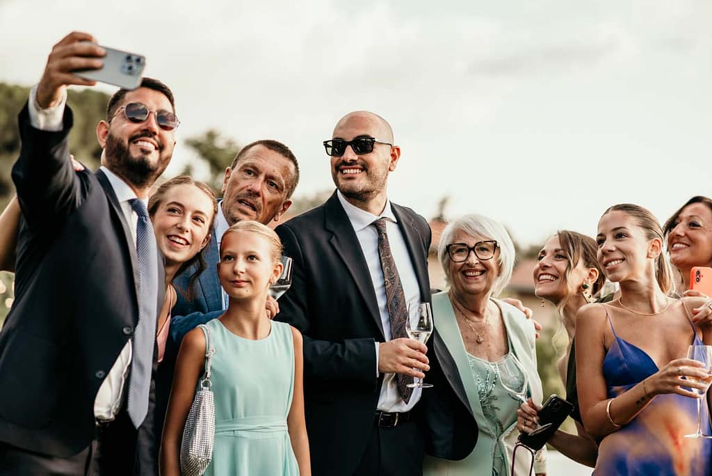 Scatto Spontaneo del Ricevimento Scatto spontaneo matrimonio di gruppo che festeggia con gioia ed energia al ricevimento.
