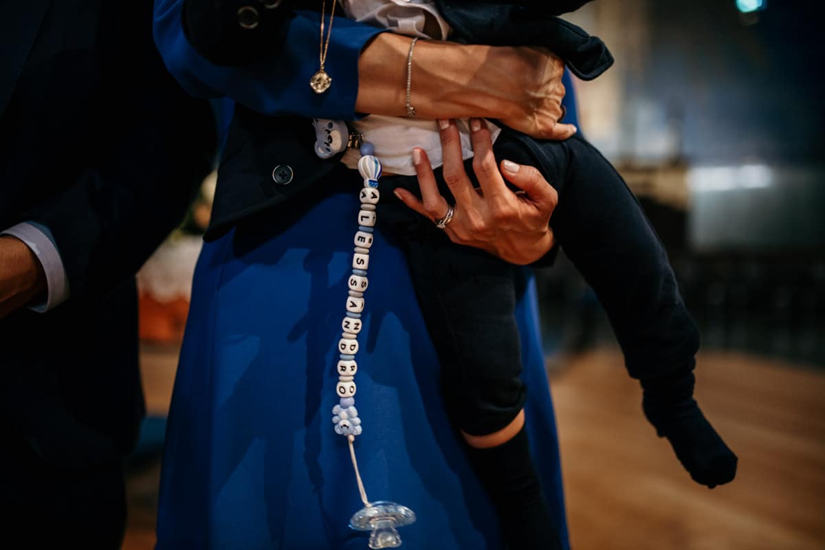 dettaglio del ciondolo con il nome del bimbo regali per un battesimo maschietto