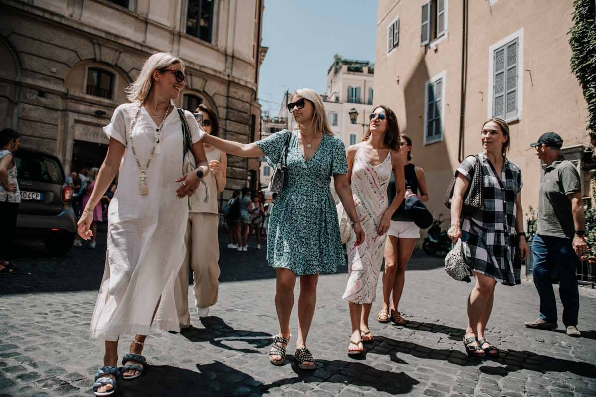 Passeggiata di amiche durante un addio al nubilato nel centro di Roma