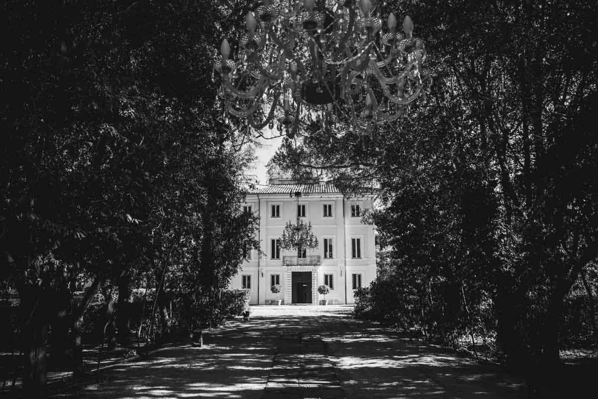 Panoramica della Villa Piccolomini a Roma, location suggestiva per matrimoni con ampi spazi verdi e vista mozzafiato, ideale per coppie che cercano una location elegante e storica.