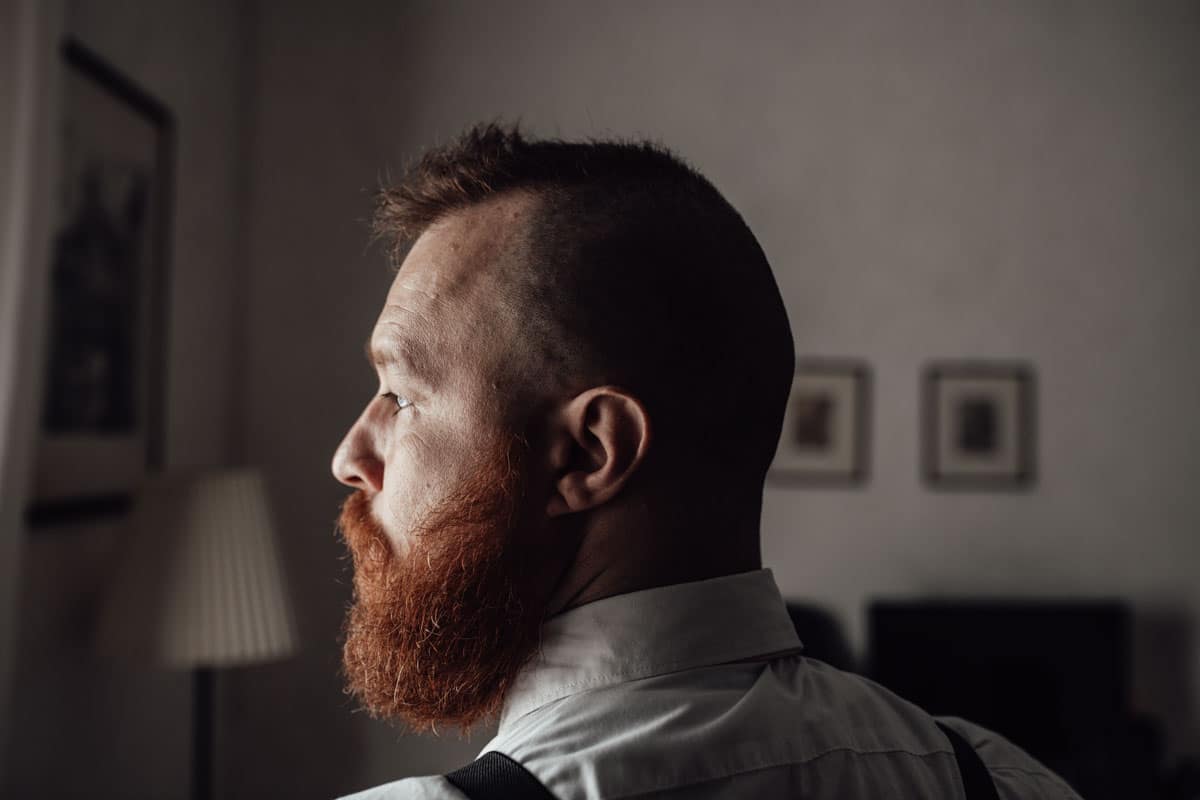 Preparazione dello sposo nella stanza a Magliano Sabina (Rieti) – Fotografia di matrimonio emozionale Profilo dello sposo durante la preparazione nella stanza della location a Magliano Sabina (Rieti), catturato da un fotografo di matrimoni.