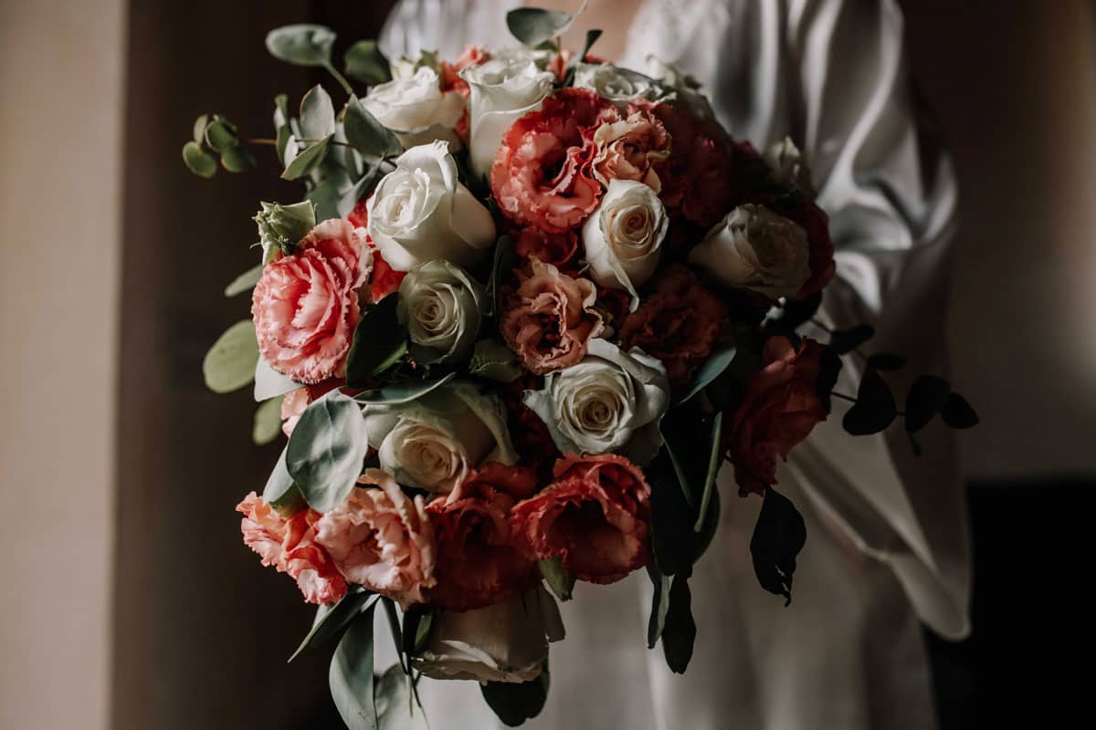 Il bouquet della sposa Laura, composto da fiori freschi e raffinati, fotografato da Fabrizio Musolino alla Tenuta San Liberato.