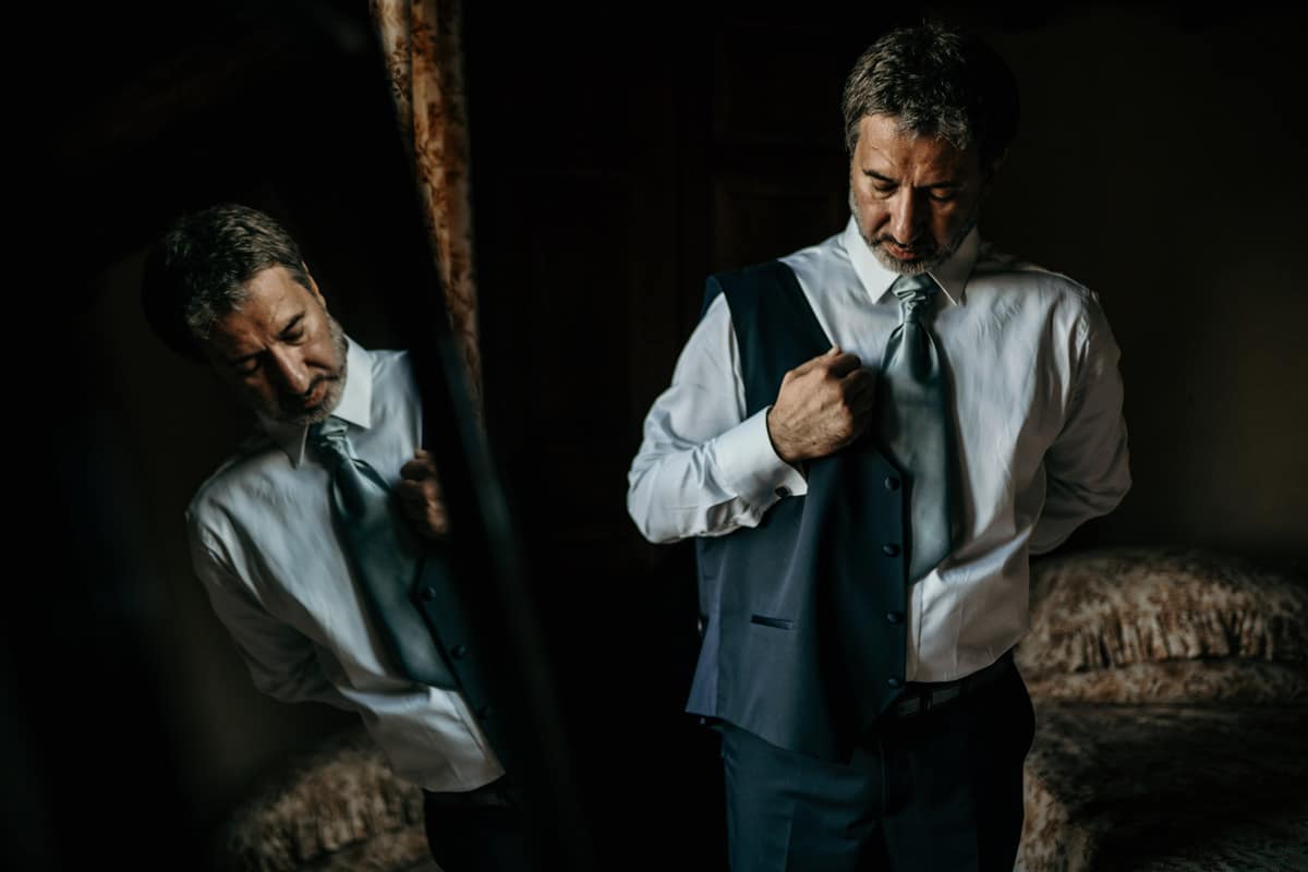 Eleganza Maschile: Lo Sposo Indossa il Gilet Sposo si prepara con eleganza indossando il gilet