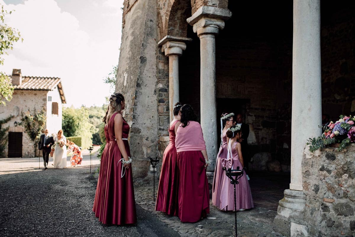 La Sposa Laura e il Papà: Un Cammino Verso la Chiesa Carico di Emozione La sposa Laura e il papà si avviano verso la chiesa