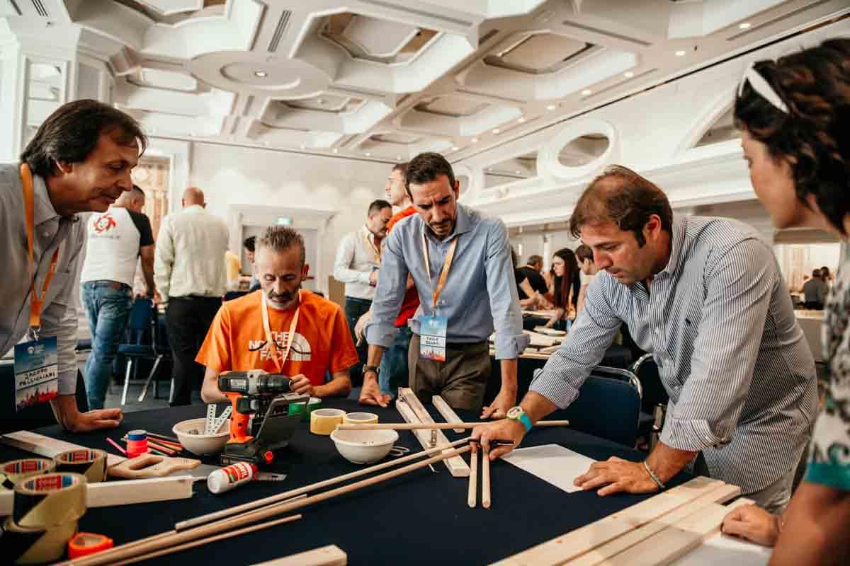 Ospiti impegnati in attivitร interattive durante un evento organizzato da CONOU presso la sala interna di Rome Cavalieri, Waldorf Astoria Hotel a Roma, fotografato da Fabrizio Musolino, fotografo professionista di eventi aziendali.