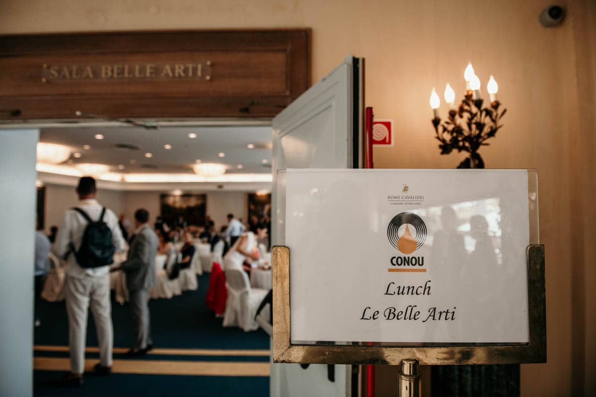 Ospiti ripresi durante l'ingresso nella Sala Belle Arti del Rome Cavalieri, A Waldorf Astoria Hotel a Roma, durante l'evento organizzato da CONOU - Consorzio Nazionale degli Oli Minerali Usati.