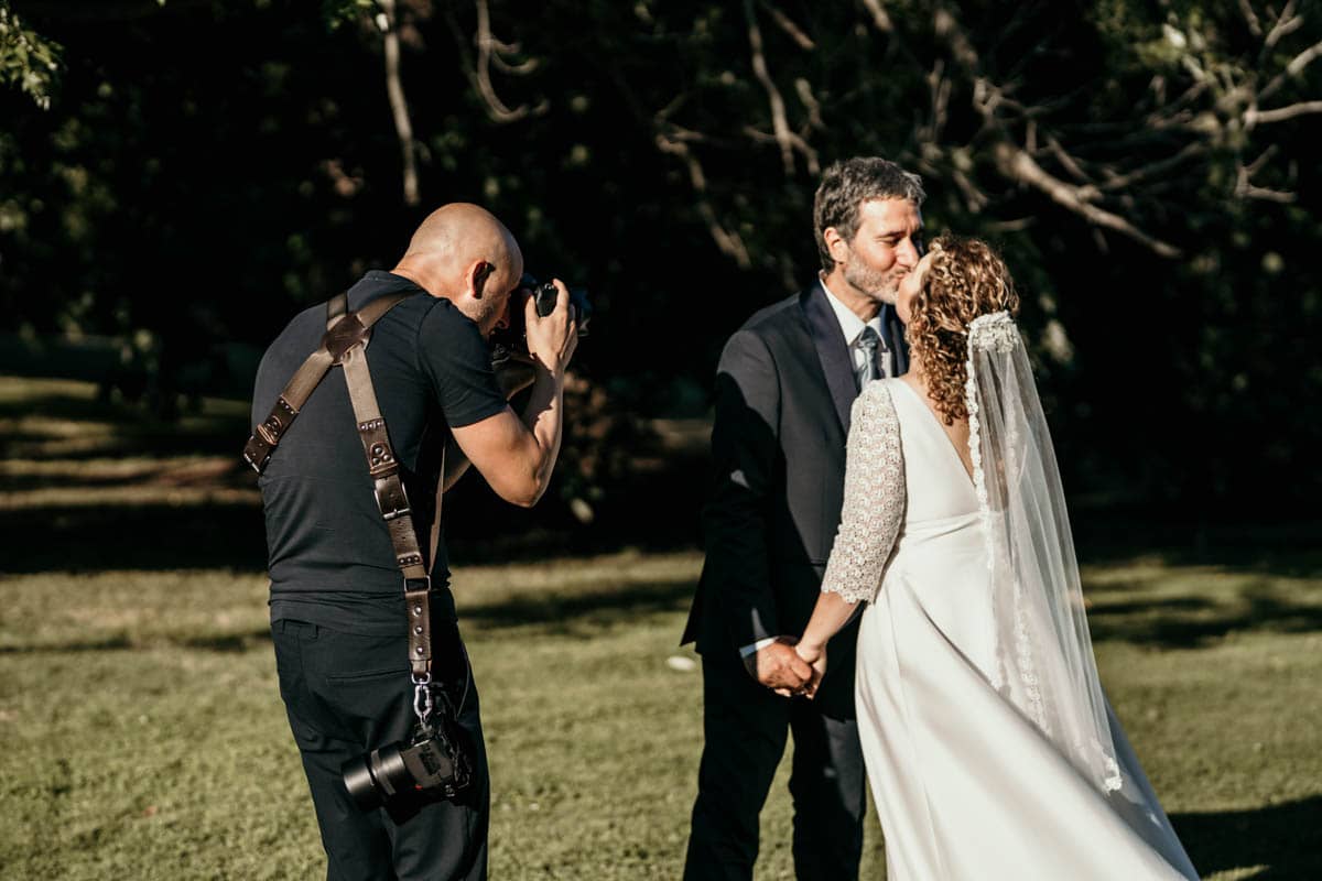 Fabrizio Musolino in Azione durante uno Shooting Fotografico di Matrimonio a Bracciano