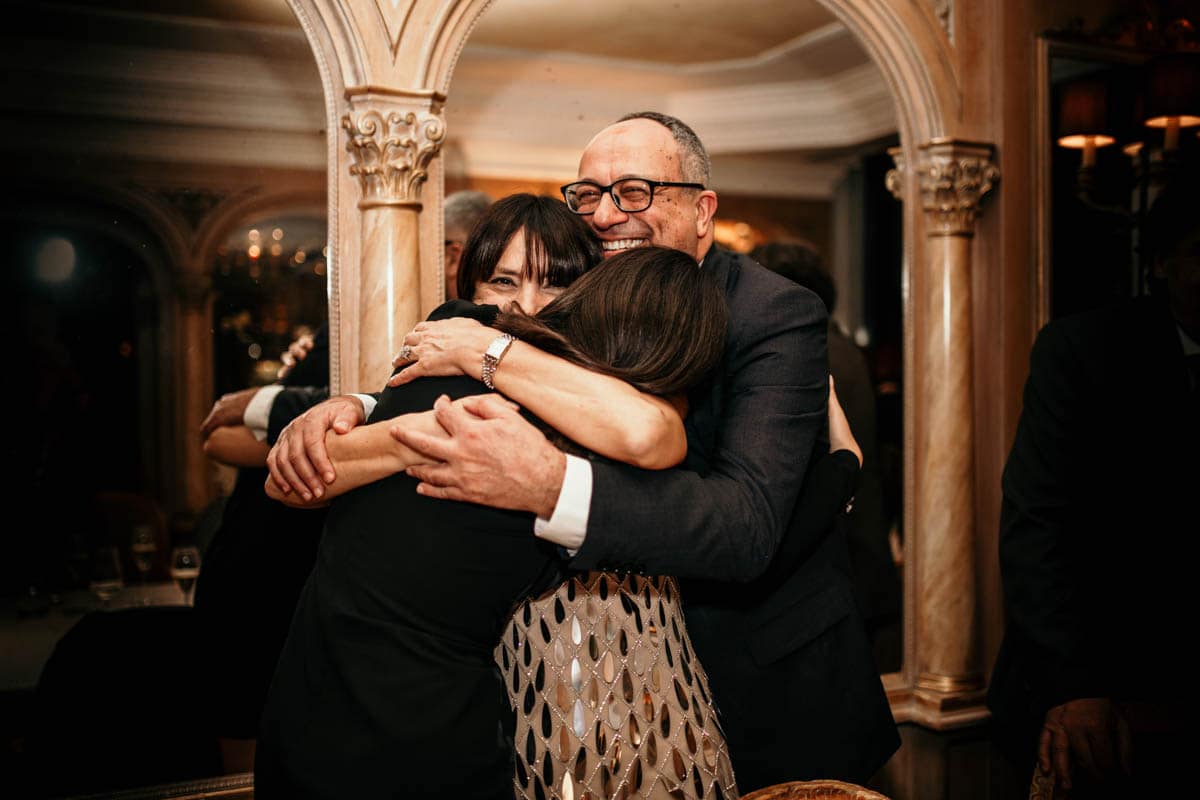 abbraccio caloroso con il marito e la figlia al ristorante