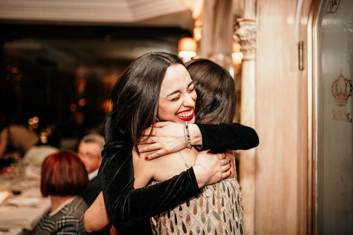 abbraccio caloroso con i parenti al compleanno