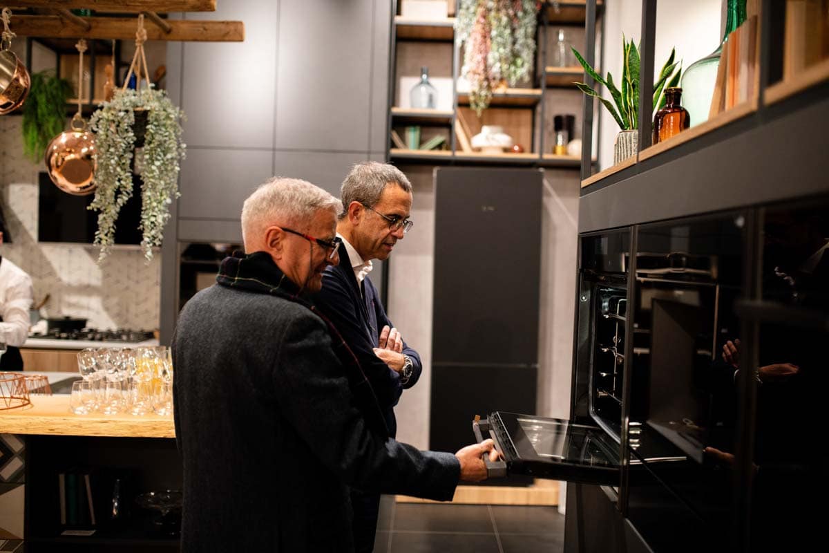 Clienti esplorano i modelli di forni da incasso Neff durante l'evento a Roma