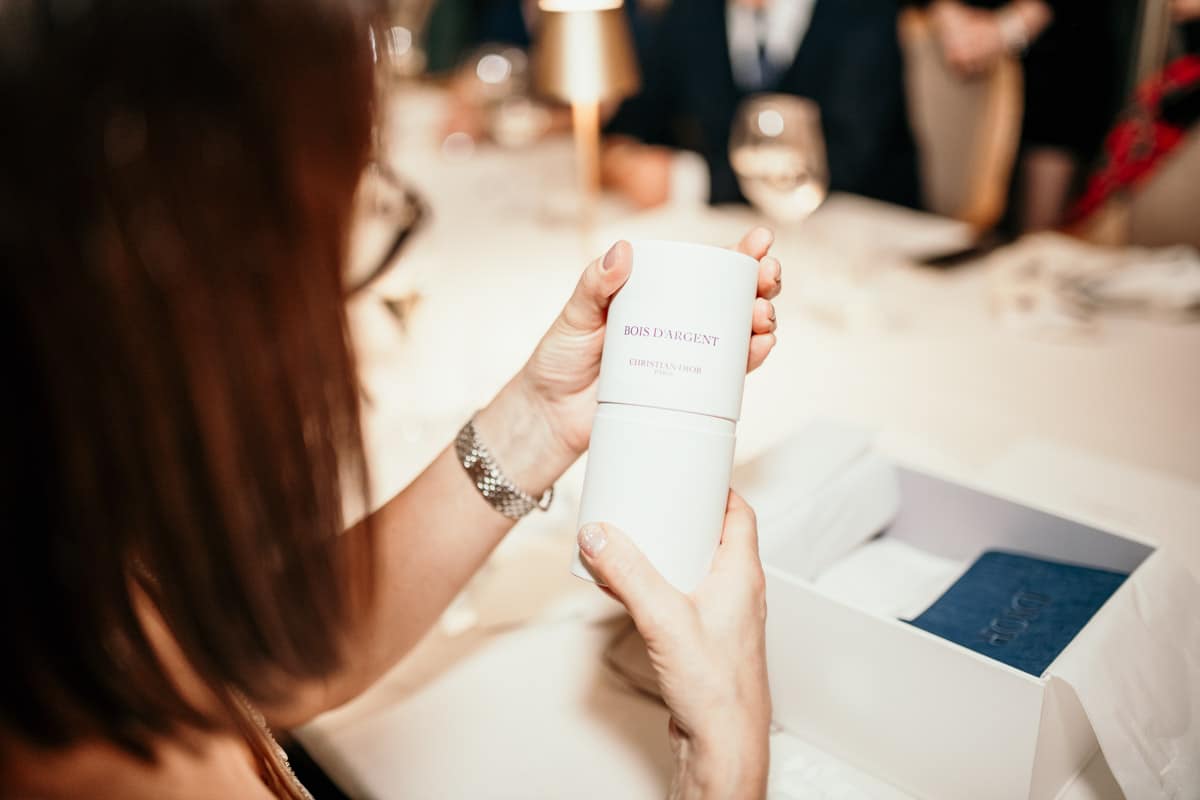 festeggiata osserva il regalo profumo