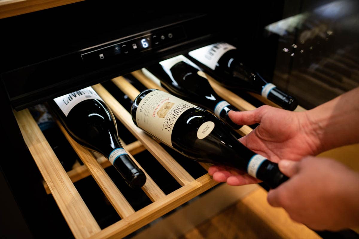 Sommelier mostra il frigo a temperatura vini Neff durante un evento a Roma