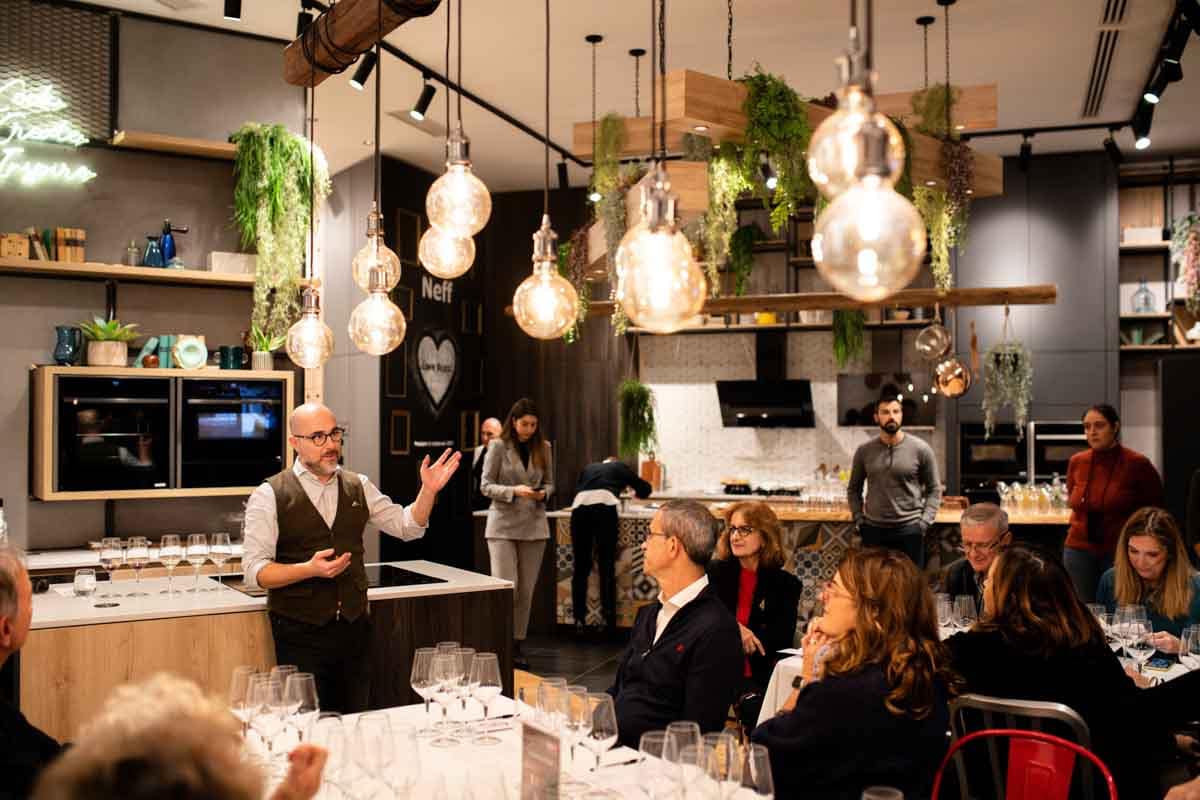 Il sommelier illustra i vini agli ospiti durante l'evento Neff a Roma