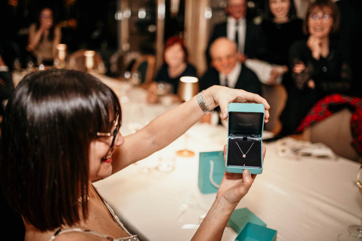 ospiti osservano il regalo festeggiata