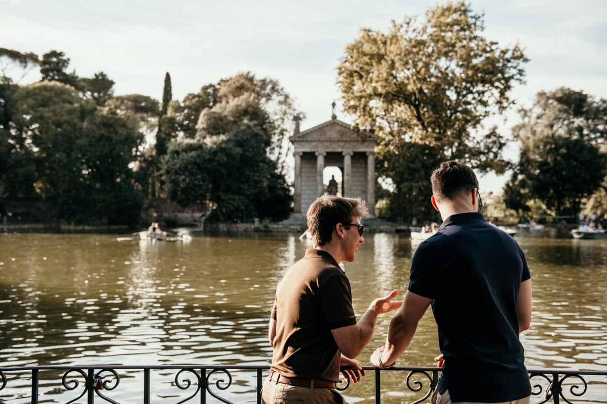 Shooting fotografico coppia LGBT a Roma Villa Borghese Sessione fotografica romantica per coppia LGBT a Villa Borghese Roma