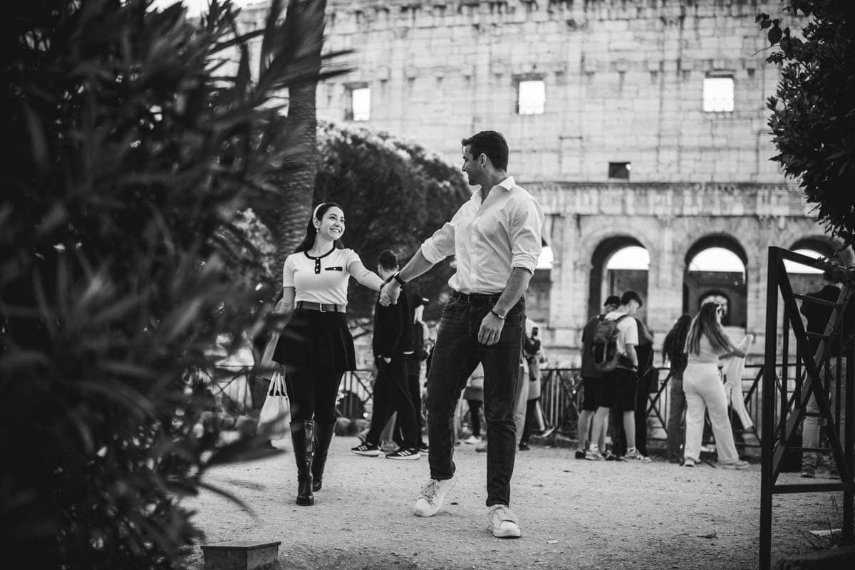 Passeggiata di coppia romantica nelle strade di Roma Coppia che passeggia mano nella mano tra le vie di Roma.