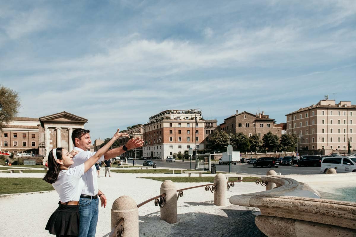 Fontana ricordi indelebili di coppia Shooting di coppia presso la fontana al Tempio di Ercole Roma
