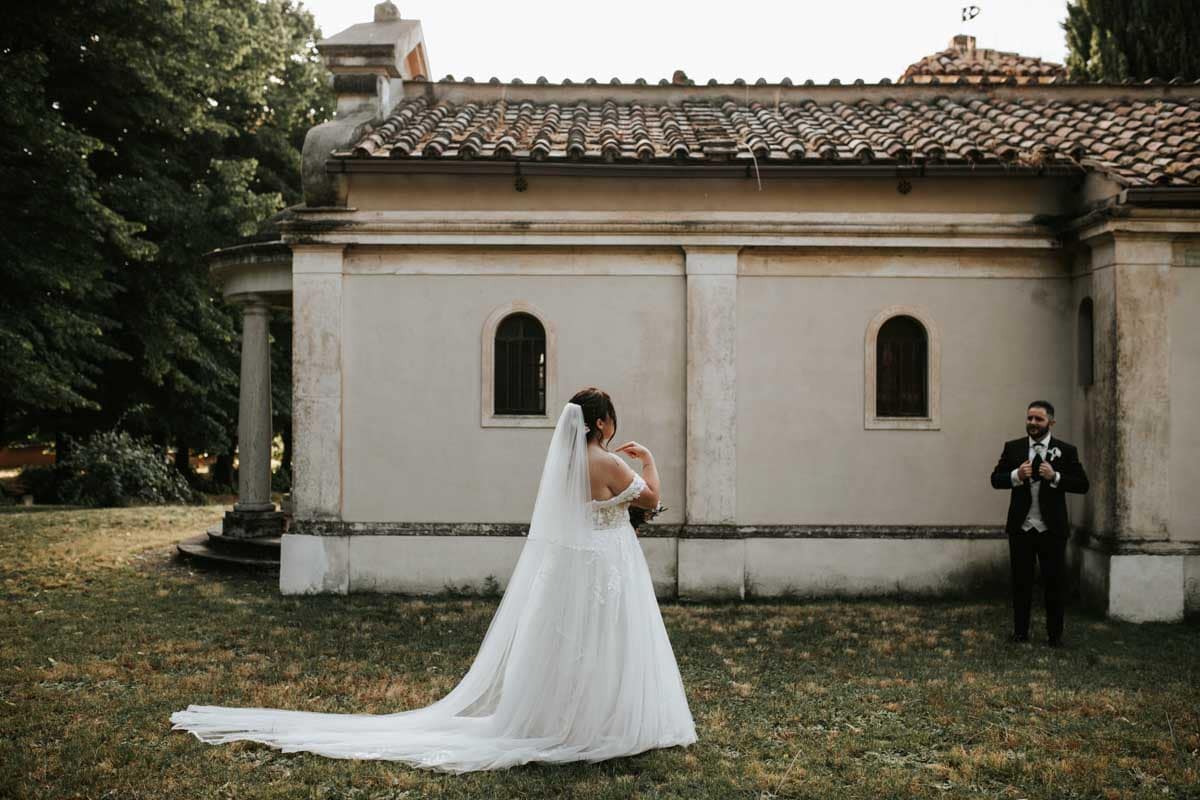 comunicazione-non-verbale-matrimonio-roma Gli sposi si guardano e comunicano con la lingua dei segni: uno scambio dolce e profondo, pieno di significato.