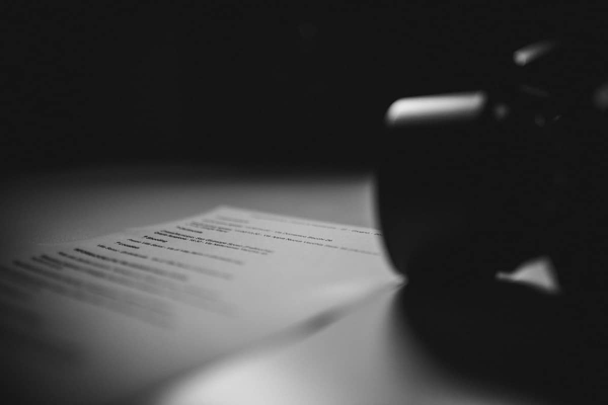 Fotocamera e programma nozze prima dello shooting La macchina fotografica preparata e un programma nozze sfocato per rispetto della privacy