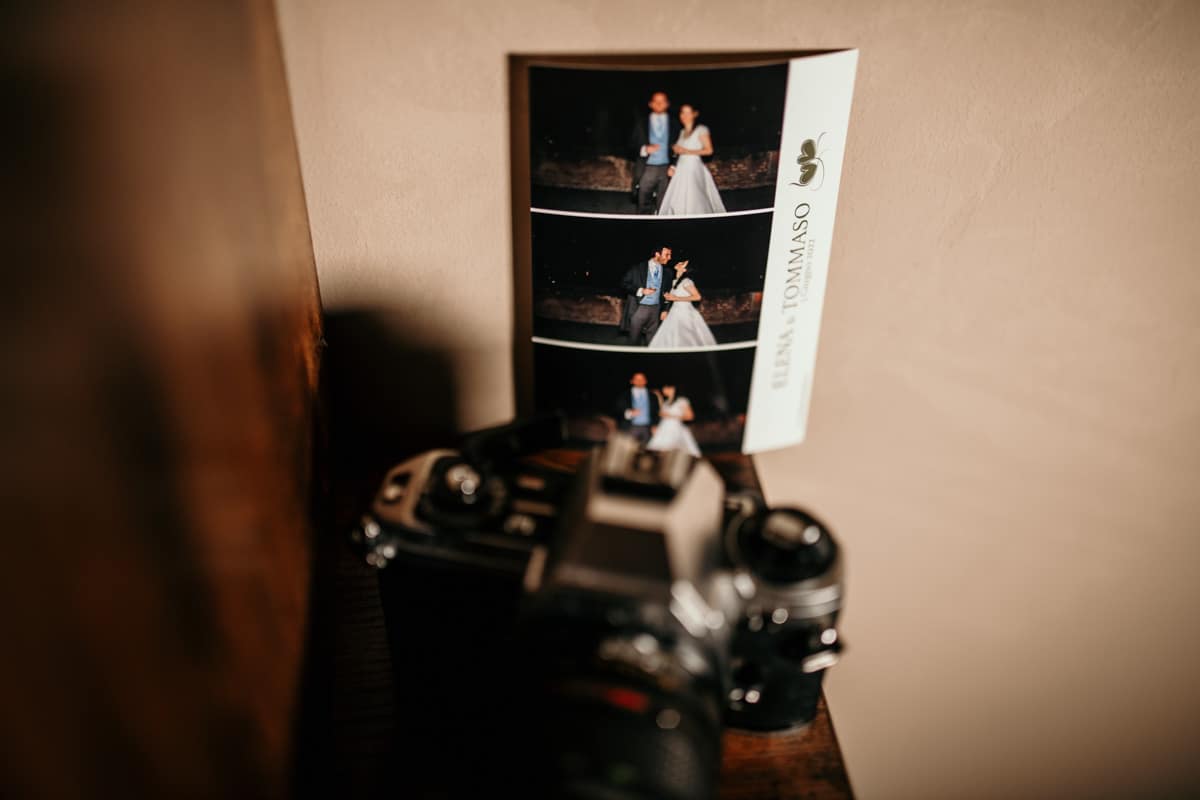 Stampa fotografica accanto alla macchina Stampa photo booth accanto a una macchina fotografica vintage Nikon