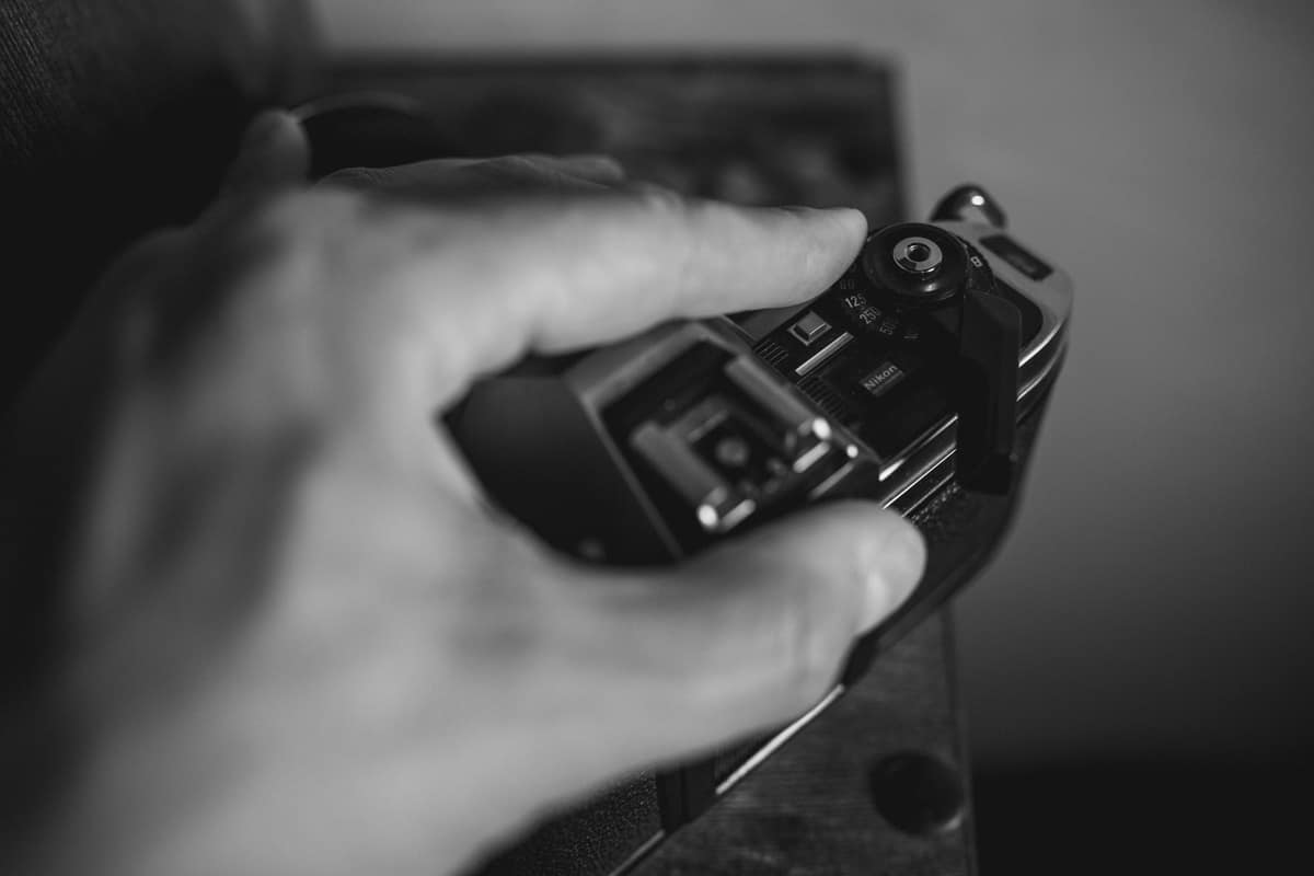 Dettaglio ghiera macchina fotografica Nikon Primo piano della ghiera di una fotocamera vintage Nikon con logo inciso e texture vissuta